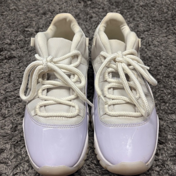 Air Jordan 11 Retro Low Pure Violet Women's Size 8.5 Pre-Owned, Great Condition - Picture 2 of 6